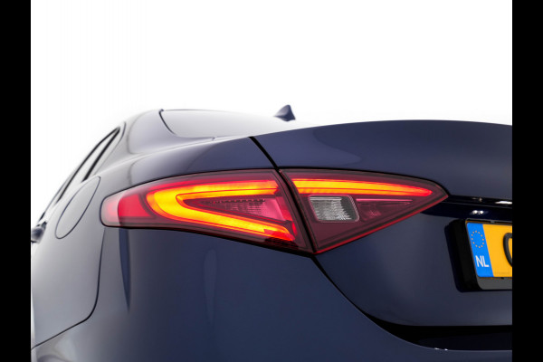 Alfa Romeo Giulia 2.0T B-Tech (INCL-BTW) Aut. *LUXURY-LEATHER | XENON | ADAPTIVE-CRUISE | MEMORY-PACK | HEATED-SPORTSEATS | KEYLESS | CAMERA | NAVI-FULLMAP | DAB+ | SHIFT-PADDLES | PRIVACY-GLASS | ECC | 18"ALU* Alfa Romeo Giulia 2.0T B-Tech (INCL-BTW) Aut. *LUXURY-LEATHER | XENON | ADAPTIVE-CRUISE | MEMORY-PACK | HEATED-SPORTSEATS | KEYLESS | CAMERA | NAVI-FULLMAP | DAB+ | SHIFT-PADDLES | PRIVACY-GLASS | ECC | 18"ALU*