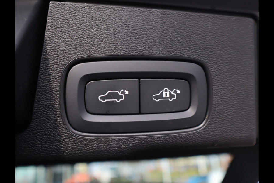 Volvo XC60 2.0 B4 R-Design /  Leder / Facelift / 21-inch Lichtmetaal Volvo XC60 2.0 B4 R-Design /  Leder / Facelift / 21-inch Lichtmetaal