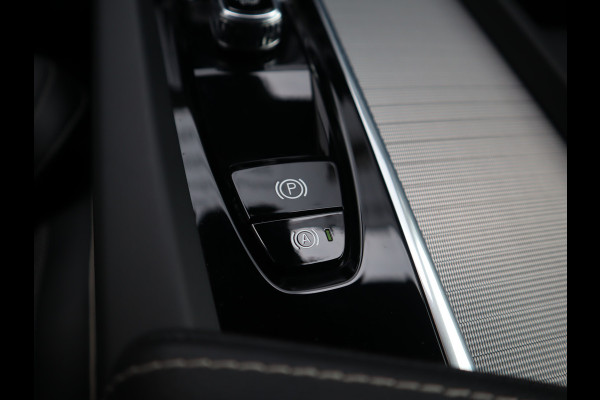 Volvo XC60 2.0 B4 R-Design /  Leder / Facelift / 21-inch Lichtmetaal Volvo XC60 2.0 B4 R-Design /  Leder / Facelift / 21-inch Lichtmetaal