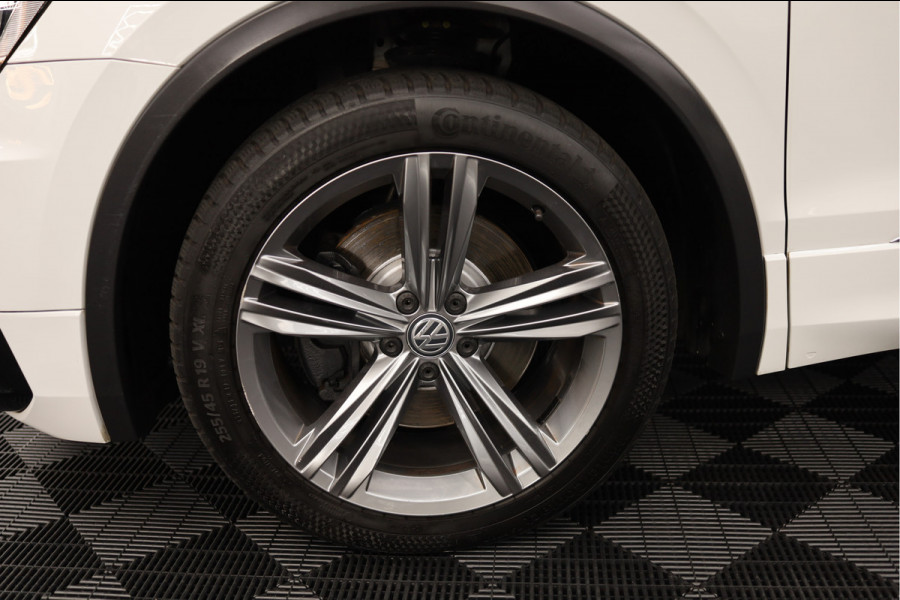 Volkswagen Tiguan 2.0 TSI 4Motion Highline Business R | R Line binnen & buiten | Automaat | 4x4 | Trekhaak | hoge instap | BTW voor bedrijven verekenbaar |