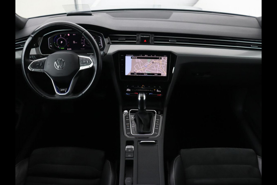 Volkswagen Passat 1.4 TSI PHEV GTE | Head-Up | Stoelverwarming | Trekhaak | Leder/Alcantara | Camera | Massage | Virtual Cockpit | Adaptive cruise | Matrix LED | Carplay | Side Assist | Navigatie | Plug In Volkswagen Passat 1.4 TSI PHEV GTE | Head-Up | Stoelverwarming | Trekhaak | Leder/Alcantara | Camera | Massage | Virtual Cockpit | Adaptive cruise | Matrix LED | Carplay | Side Assist | Navigatie | Plug In