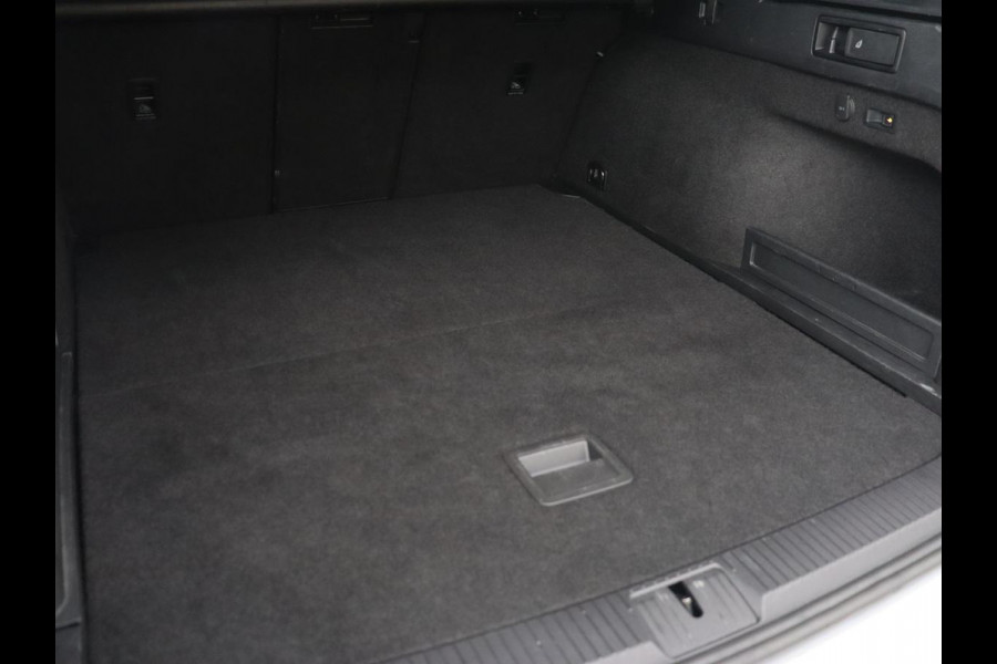 Volkswagen Passat 1.4 TSI PHEV GTE | Head-Up | Stoelverwarming | Trekhaak | Leder/Alcantara | Camera | Massage | Virtual Cockpit | Adaptive cruise | Matrix LED | Carplay | Side Assist | Navigatie | Plug In Volkswagen Passat 1.4 TSI PHEV GTE | Head-Up | Stoelverwarming | Trekhaak | Leder/Alcantara | Camera | Massage | Virtual Cockpit | Adaptive cruise | Matrix LED | Carplay | Side Assist | Navigatie | Plug In