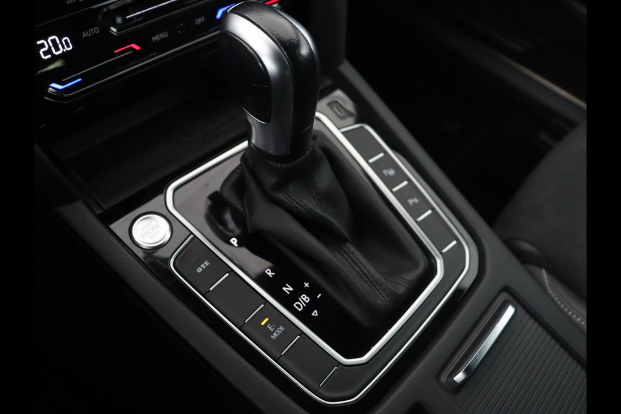 Volkswagen Passat 1.4 TSI PHEV GTE | Head-Up | Stoelverwarming | Trekhaak | Leder/Alcantara | Camera | Massage | Virtual Cockpit | Adaptive cruise | Matrix LED | Carplay | Side Assist | Navigatie | Plug In Volkswagen Passat 1.4 TSI PHEV GTE | Head-Up | Stoelverwarming | Trekhaak | Leder/Alcantara | Camera | Massage | Virtual Cockpit | Adaptive cruise | Matrix LED | Carplay | Side Assist | Navigatie | Plug In