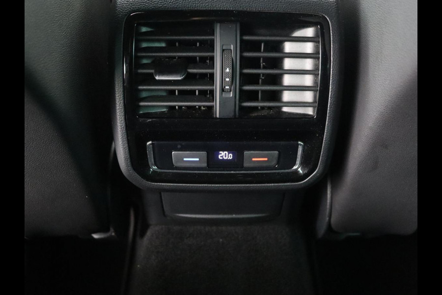 Volkswagen Passat 1.4 TSI PHEV GTE | Head-Up | Stoelverwarming | Trekhaak | Leder/Alcantara | Camera | Massage | Virtual Cockpit | Adaptive cruise | Matrix LED | Carplay | Side Assist | Navigatie | Plug In Volkswagen Passat 1.4 TSI PHEV GTE | Head-Up | Stoelverwarming | Trekhaak | Leder/Alcantara | Camera | Massage | Virtual Cockpit | Adaptive cruise | Matrix LED | Carplay | Side Assist | Navigatie | Plug In