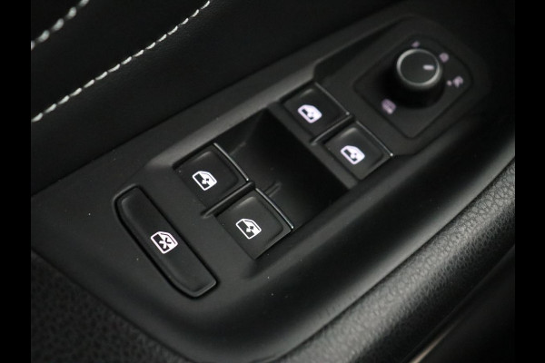 Volkswagen Passat 1.4 TSI PHEV GTE | Head-Up | Stoelverwarming | Trekhaak | Leder/Alcantara | Camera | Massage | Virtual Cockpit | Adaptive cruise | Matrix LED | Carplay | Side Assist | Navigatie | Plug In Volkswagen Passat 1.4 TSI PHEV GTE | Head-Up | Stoelverwarming | Trekhaak | Leder/Alcantara | Camera | Massage | Virtual Cockpit | Adaptive cruise | Matrix LED | Carplay | Side Assist | Navigatie | Plug In