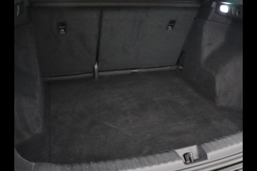 Audi Q4 e-tron 40 Launch Edition 77 kWh | Trekhaak | Warmtepomp | Stoelverwarming | Adaptive cruise | Camera | Carplay | Navigatie | Full LED | Virtual Cockpit