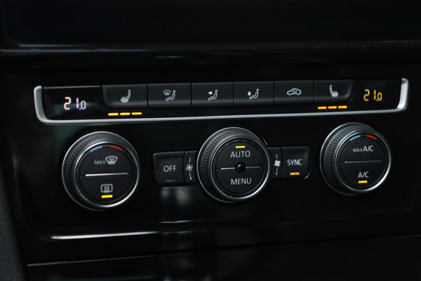 Volkswagen Golf 1.4 TSI PHEV GTE / PANODAK / KEYLESS / ACC / CAMERA / DODEHOEK Volkswagen Golf 1.4 TSI PHEV GTE / PANODAK / KEYLESS / ACC / CAMERA / DODEHOEK