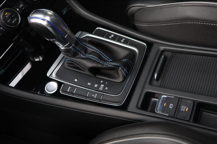 Volkswagen Golf 1.4 TSI PHEV GTE / PANODAK / KEYLESS / ACC / CAMERA / DODEHOEK Volkswagen Golf 1.4 TSI PHEV GTE / PANODAK / KEYLESS / ACC / CAMERA / DODEHOEK