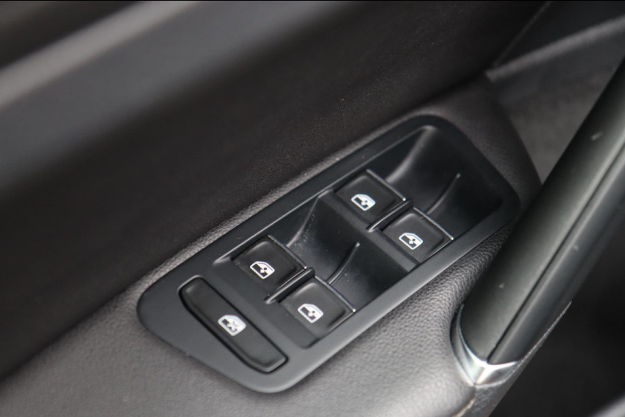 Volkswagen Golf 1.4 TSI PHEV GTE / PANODAK / KEYLESS / ACC / CAMERA / DODEHOEK Volkswagen Golf 1.4 TSI PHEV GTE / PANODAK / KEYLESS / ACC / CAMERA / DODEHOEK