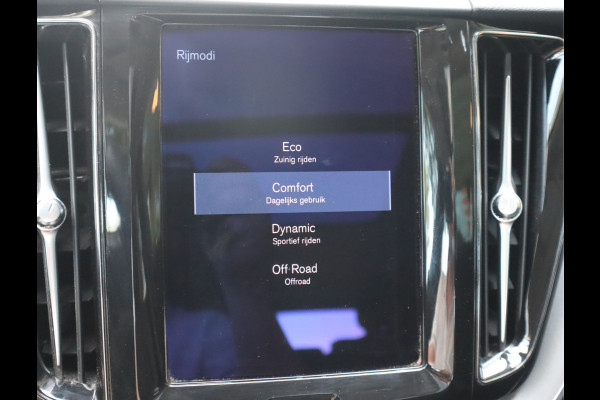 Volvo XC60 2.0 B5 250 PK Momentum Exclusive / Panoramadak Volvo XC60 2.0 B5 250 PK Momentum Exclusive / Panoramadak