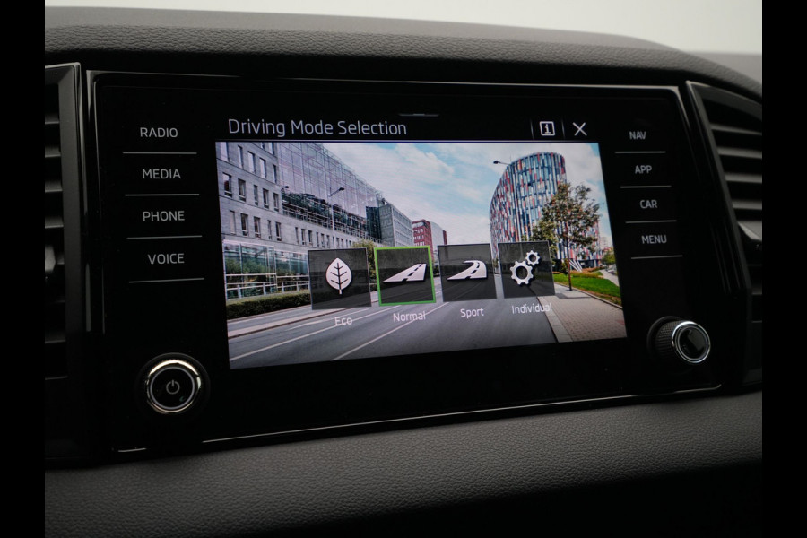 Škoda Karoq 1.5 TSI 150pk DSG Sportline Business Navigatie 19"velgen Camera Keyless 286