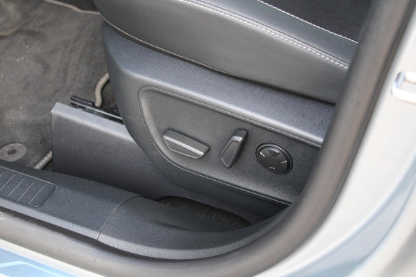 Ford Kuga 2.5 PHEV Active X 243pk | Driver Assistance Pack | Winterpack | Technology Pack | Panoramadak | All Season banden