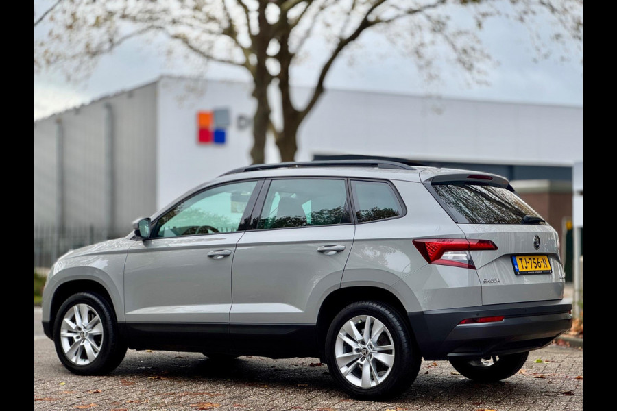 Škoda Karoq 1.0 TSI Pano Navi Apple CarPlay Cruise Nardogrey Boekjes Dealeronderhouden Nieuwe APK