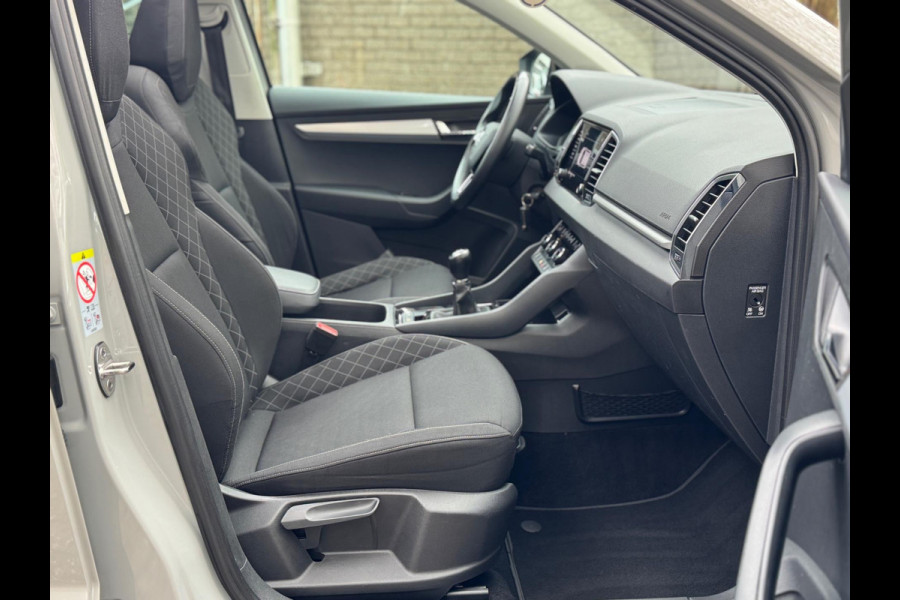 Škoda Karoq 1.0 TSI Pano Navi Apple CarPlay Cruise Nardogrey Boekjes Dealeronderhouden Nieuwe APK