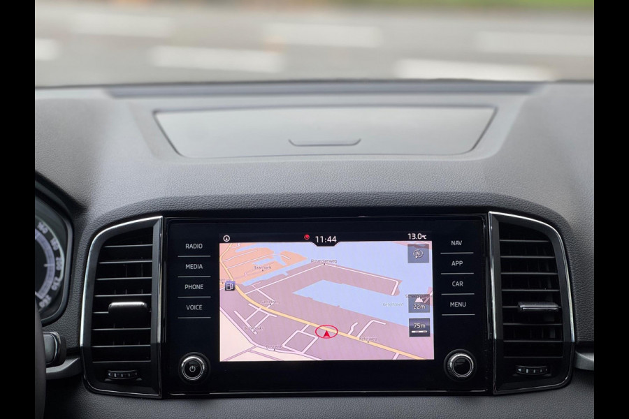 Škoda Karoq 1.0 TSI Pano Navi Apple CarPlay Cruise Nardogrey Boekjes Dealeronderhouden Nieuwe APK