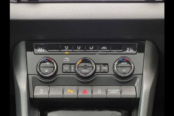 Škoda Karoq 1.0 TSI Pano Navi Apple CarPlay Cruise Nardogrey Boekjes Dealeronderhouden Nieuwe APK