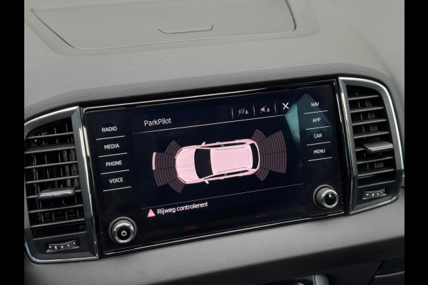 Škoda Karoq 1.0 TSI Pano Navi Apple CarPlay Cruise Nardogrey Boekjes Dealeronderhouden Nieuwe APK