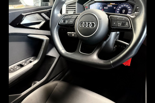 Audi A1 Sportback 30 TFSI 110pk S-line chronos grijs/zwart dak/carplay Audi A1 Sportback 30 TFSI 110pk S-line chronos grijs/zwart dak/carplay