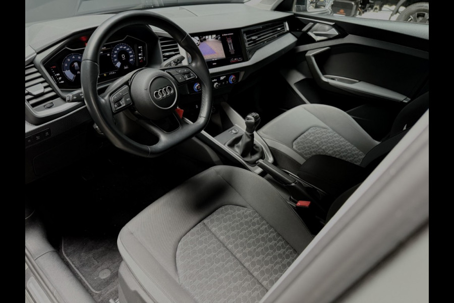 Audi A1 Sportback 30 TFSI 110pk S-line chronos grijs/zwart dak/carplay Audi A1 Sportback 30 TFSI 110pk S-line chronos grijs/zwart dak/carplay