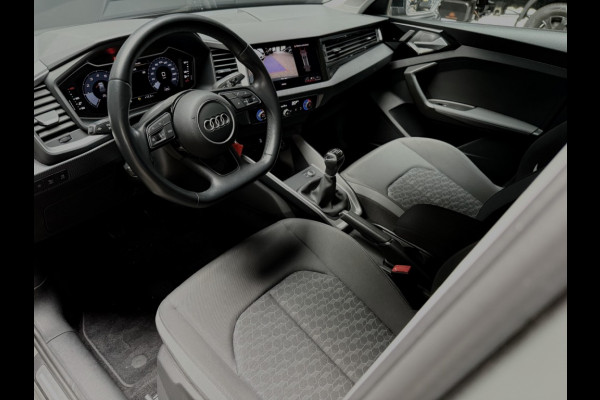 Audi A1 Sportback 30 TFSI 110pk S-line chronos grijs/zwart dak/carplay Audi A1 Sportback 30 TFSI 110pk S-line chronos grijs/zwart dak/carplay