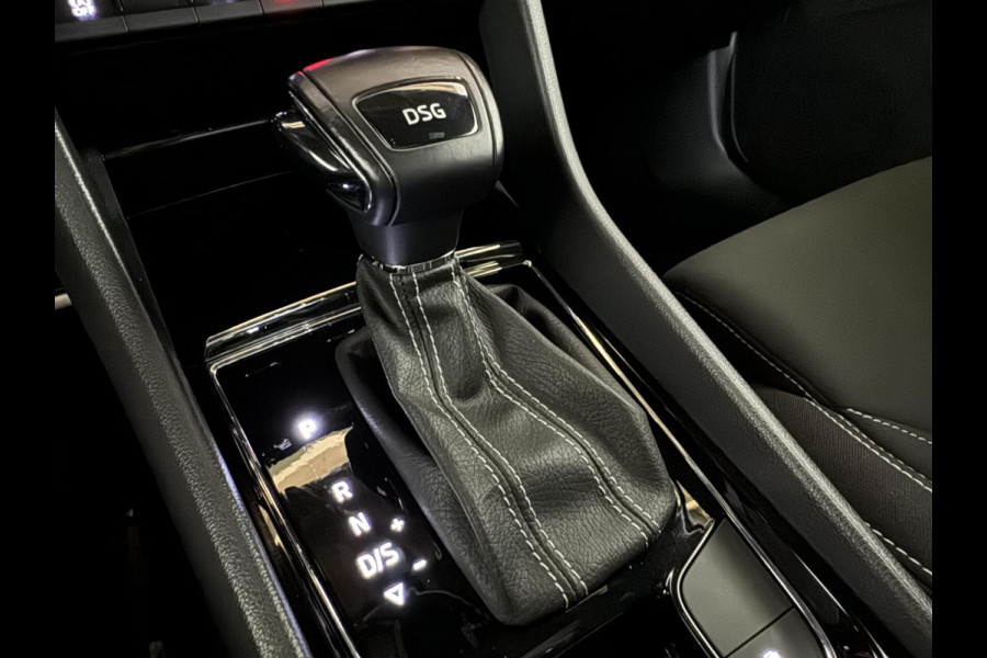 Škoda Karoq 1.5 TSI ACT Sportline Pano ACC Sfeer Canton Trekh. NAP Škoda Karoq 1.5 TSI ACT Sportline Pano ACC Sfeer Canton Trekh. NAP