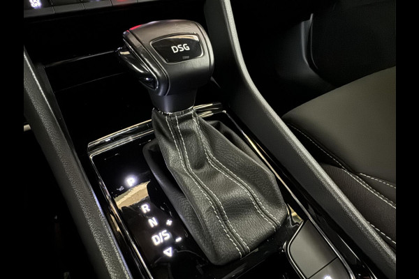 Škoda Karoq 1.5 TSI ACT Sportline Pano ACC Sfeer Canton Trekh. NAP Škoda Karoq 1.5 TSI ACT Sportline Pano ACC Sfeer Canton Trekh. NAP