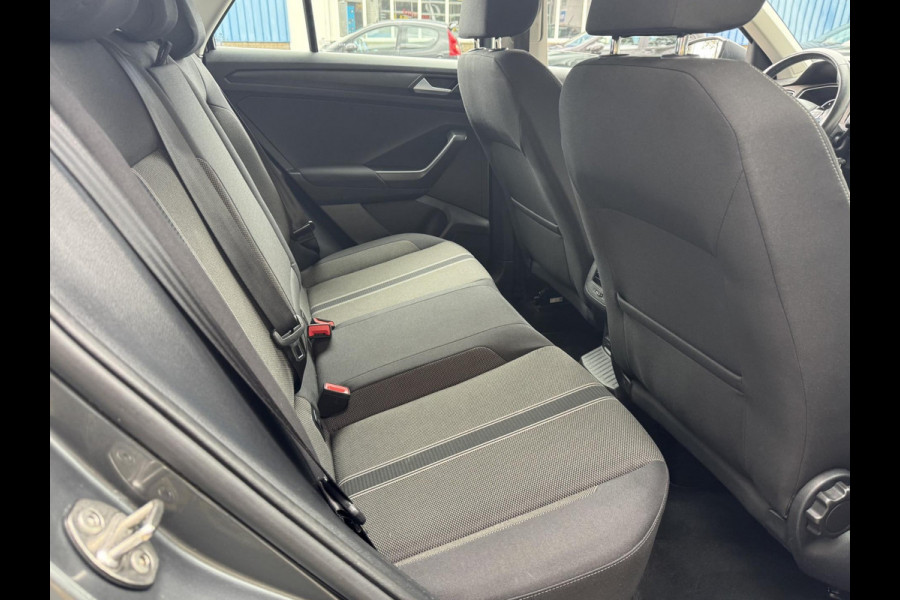 Volkswagen T-Roc 1.0 TSI Style - Navigatie I Airco I PDC- Achteruitrij camera I Sport velgen I APK 10-2027Dealer onderhouden