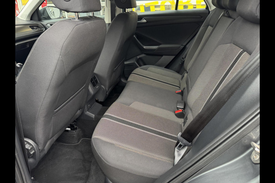 Volkswagen T-Roc 1.0 TSI Style - Navigatie I Airco I PDC- Achteruitrij camera I Sport velgen I APK 10-2027Dealer onderhouden