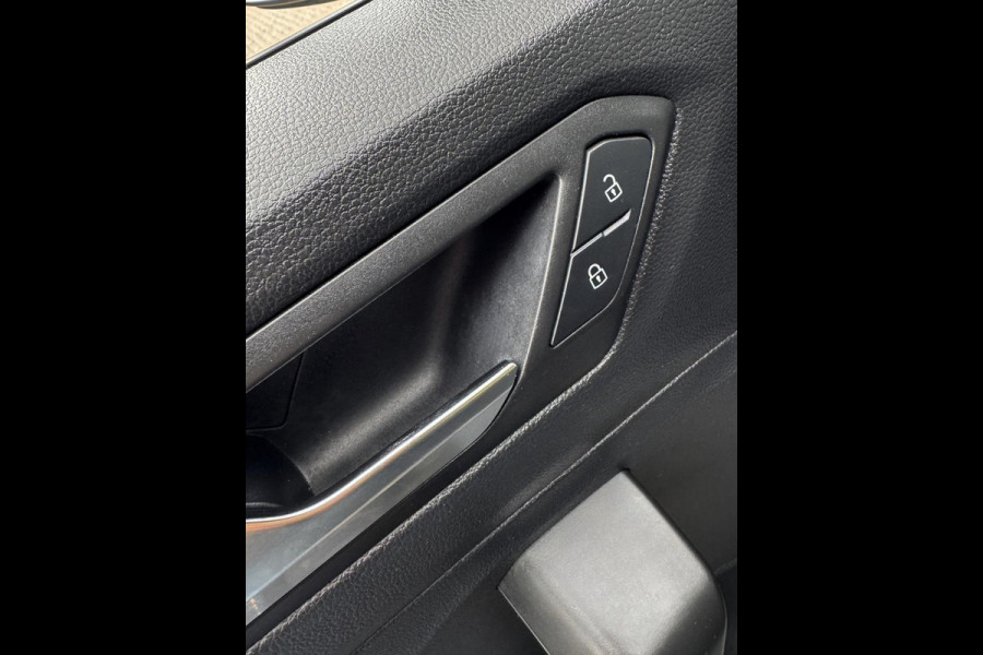 Volkswagen T-Roc 1.0 TSI Style - Navigatie I Airco I PDC- Achteruitrij camera I Sport velgen I APK 10-2027Dealer onderhouden