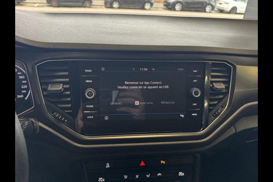 Volkswagen T-Roc 1.0 TSI Style - Navigatie I Airco I PDC- Achteruitrij camera I Sport velgen I APK 10-2027Dealer onderhouden