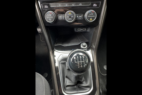 Volkswagen T-Roc 1.0 TSI Style - Navigatie I Airco I PDC- Achteruitrij camera I Sport velgen I APK 10-2027Dealer onderhouden