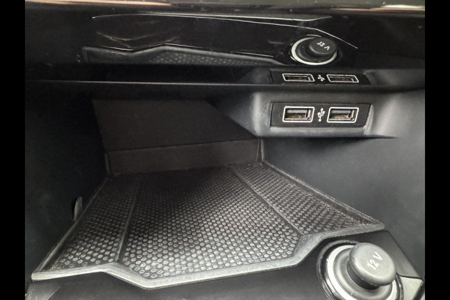 Volkswagen T-Roc 1.0 TSI Style - Navigatie I Airco I PDC- Achteruitrij camera I Sport velgen I APK 10-2027Dealer onderhouden