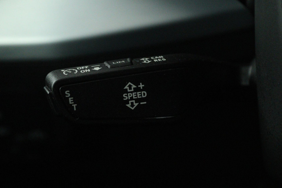 Audi Q2 35 TFSI S Edition (PANORAMADAK, DIGITALE COCKPIT, STOELVERWARMING, ACHTERUITRIJCAMERA, PARKEERSENSOREN, AUTOMAAT)