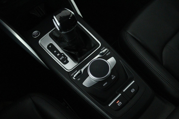 Audi Q2 35 TFSI S Edition (PANORAMADAK, DIGITALE COCKPIT, STOELVERWARMING, ACHTERUITRIJCAMERA, PARKEERSENSOREN, AUTOMAAT)