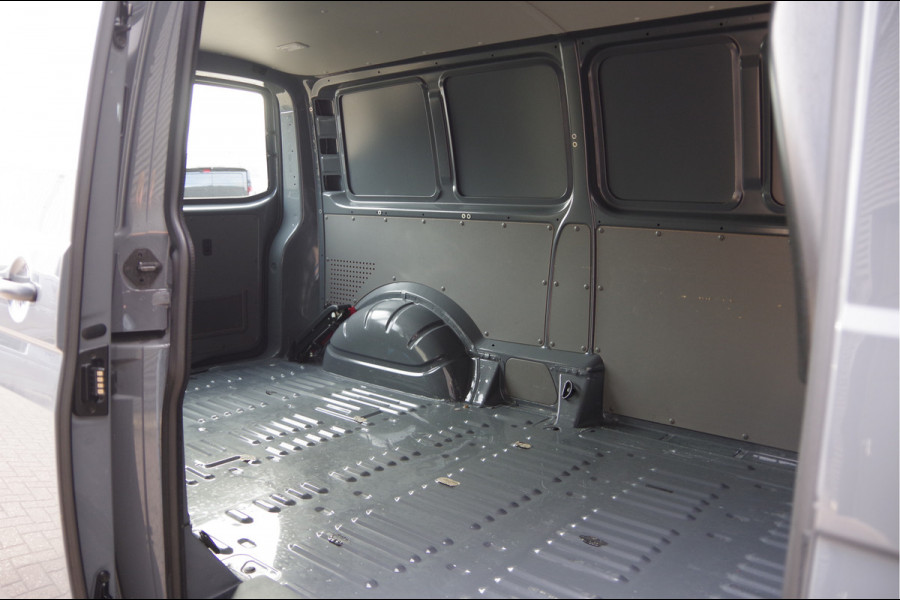 Volkswagen Transporter 2.0 TDI L2 150PK AUT. 3-ZITS, STOELVERWARMING, CRUISE, AIRCO, CARPLAY, PARKEERSENSOREN, Volkswagen Transporter 2.0 TDI L2 150PK AUT. 3-ZITS, STOELVERWARMING, CRUISE, AIRCO, CARPLAY, PARKEERSENSOREN,