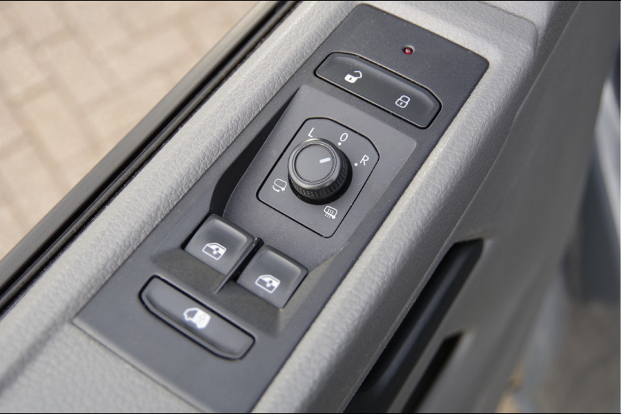 Volkswagen Transporter 2.0 TDI L2 150PK AUT. 3-ZITS, STOELVERWARMING, CRUISE, AIRCO, CARPLAY, PARKEERSENSOREN, Volkswagen Transporter 2.0 TDI L2 150PK AUT. 3-ZITS, STOELVERWARMING, CRUISE, AIRCO, CARPLAY, PARKEERSENSOREN,