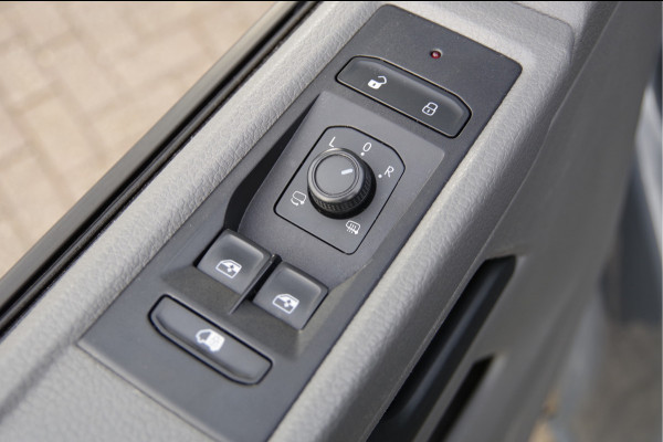 Volkswagen Transporter 2.0 TDI L2 150PK AUT. 3-ZITS, STOELVERWARMING, CRUISE, AIRCO, CARPLAY, PARKEERSENSOREN, Volkswagen Transporter 2.0 TDI L2 150PK AUT. 3-ZITS, STOELVERWARMING, CRUISE, AIRCO, CARPLAY, PARKEERSENSOREN,