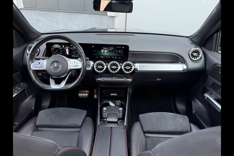 Mercedes-Benz Glb 180 Business Solution AMG | Panoramadak | Multibeam | Memorystoelen