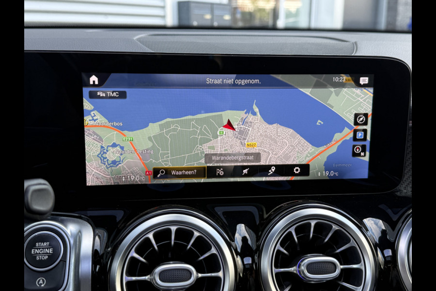 Mercedes-Benz Glb 180 Business Solution AMG | Panoramadak | Multibeam | Memorystoelen