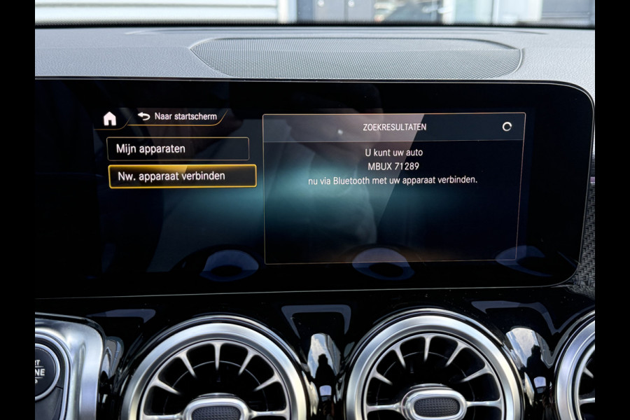 Mercedes-Benz Glb 180 Business Solution AMG | Panoramadak | Multibeam | Memorystoelen