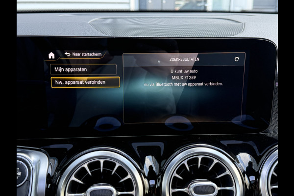 Mercedes-Benz Glb 180 Business Solution AMG | Panoramadak | Multibeam | Memorystoelen