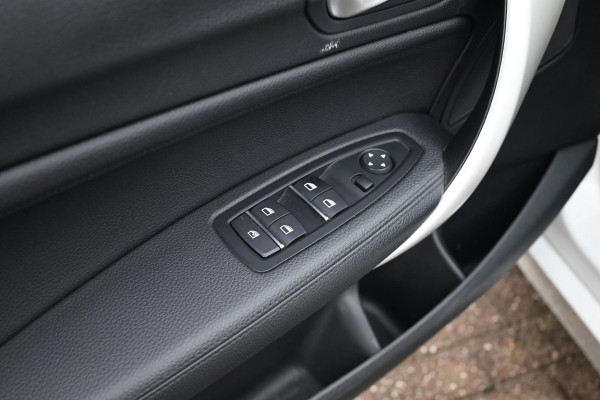 BMW 1-serie 118i Edition Shadow 136 PK Keyless Leder Stoelverwarming 17''