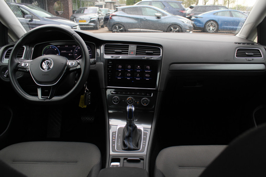 Volkswagen e-Golf E-DITION / SoH 92.9% / CarPlay / Virtual Cockpit / Warmtepomp / 17'' / Parkeerhulp V+A / Stoelverwarming / DAB / ACC Volkswagen e-Golf E-DITION / SoH 92.9% / CarPlay / Virtual Cockpit / Warmtepomp / 17'' / Parkeerhulp V+A / Stoelverwarming / DAB / ACC