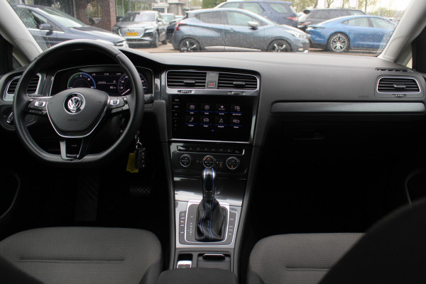 Volkswagen e-Golf E-DITION / SoH 92.9% / CarPlay / Virtual Cockpit / Warmtepomp / 17'' / Parkeerhulp V+A / Stoelverwarming / DAB / ACC Volkswagen e-Golf E-DITION / SoH 92.9% / CarPlay / Virtual Cockpit / Warmtepomp / 17'' / Parkeerhulp V+A / Stoelverwarming / DAB / ACC