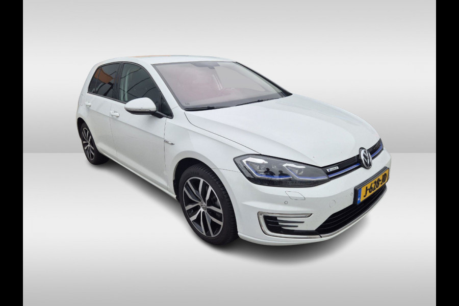 Volkswagen e-Golf E-DITION / SoH 92.9% / CarPlay / Virtual Cockpit / Warmtepomp / 17'' / Parkeerhulp V+A / Stoelverwarming / DAB / ACC Volkswagen e-Golf E-DITION / SoH 92.9% / CarPlay / Virtual Cockpit / Warmtepomp / 17'' / Parkeerhulp V+A / Stoelverwarming / DAB / ACC