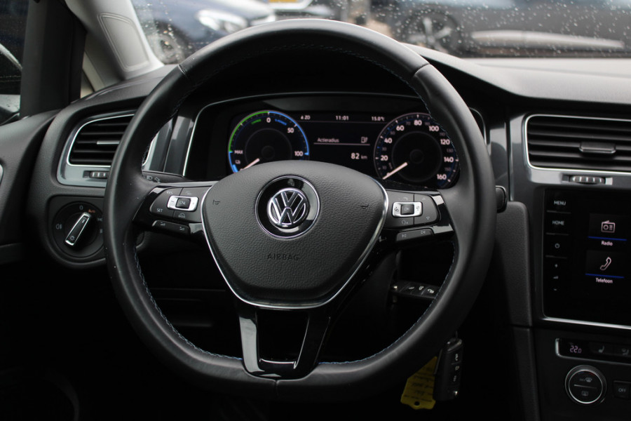 Volkswagen e-Golf E-DITION / SoH 92.9% / CarPlay / Virtual Cockpit / Warmtepomp / 17'' / Parkeerhulp V+A / Stoelverwarming / DAB / ACC Volkswagen e-Golf E-DITION / SoH 92.9% / CarPlay / Virtual Cockpit / Warmtepomp / 17'' / Parkeerhulp V+A / Stoelverwarming / DAB / ACC