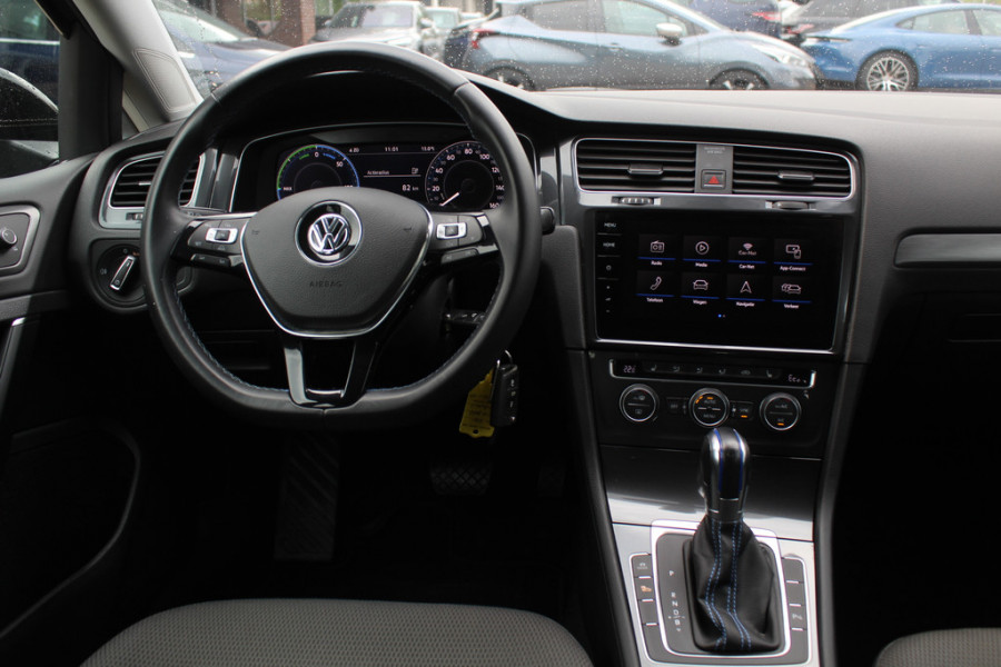Volkswagen e-Golf E-DITION / SoH 92.9% / CarPlay / Virtual Cockpit / Warmtepomp / 17'' / Parkeerhulp V+A / Stoelverwarming / DAB / ACC Volkswagen e-Golf E-DITION / SoH 92.9% / CarPlay / Virtual Cockpit / Warmtepomp / 17'' / Parkeerhulp V+A / Stoelverwarming / DAB / ACC