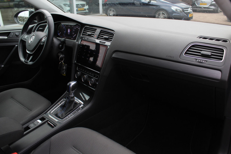 Volkswagen e-Golf E-DITION / SoH 92.9% / CarPlay / Virtual Cockpit / Warmtepomp / 17'' / Parkeerhulp V+A / Stoelverwarming / DAB / ACC Volkswagen e-Golf E-DITION / SoH 92.9% / CarPlay / Virtual Cockpit / Warmtepomp / 17'' / Parkeerhulp V+A / Stoelverwarming / DAB / ACC