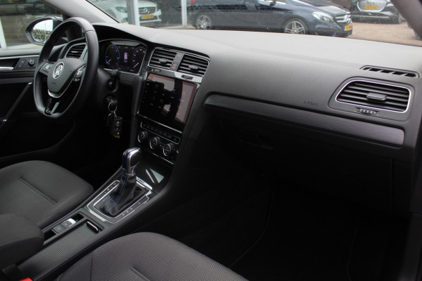 Volkswagen e-Golf E-DITION / SoH 92.9% / CarPlay / Virtual Cockpit / Warmtepomp / 17'' / Parkeerhulp V+A / Stoelverwarming / DAB / ACC Volkswagen e-Golf E-DITION / SoH 92.9% / CarPlay / Virtual Cockpit / Warmtepomp / 17'' / Parkeerhulp V+A / Stoelverwarming / DAB / ACC