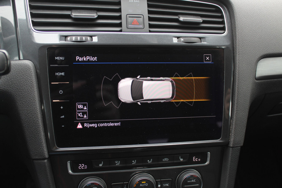Volkswagen e-Golf E-DITION / SoH 92.9% / CarPlay / Virtual Cockpit / Warmtepomp / 17'' / Parkeerhulp V+A / Stoelverwarming / DAB / ACC Volkswagen e-Golf E-DITION / SoH 92.9% / CarPlay / Virtual Cockpit / Warmtepomp / 17'' / Parkeerhulp V+A / Stoelverwarming / DAB / ACC